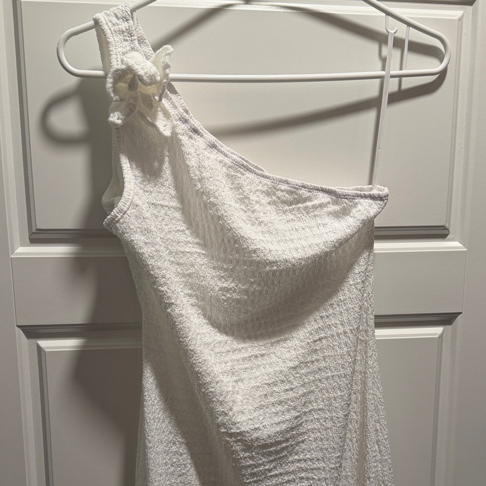 White Light Summer One-Shoulder Dress with knitted Floral Accent and sexy slit
